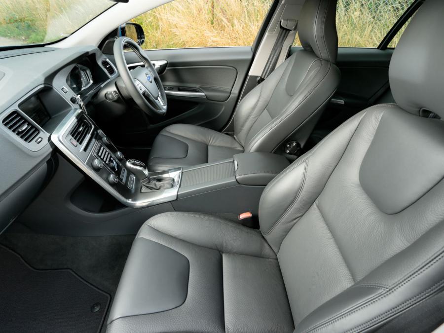  Volvo V60 D6 Plug-In Hybrid 2013 года  (UK) (фото 2 из 13)